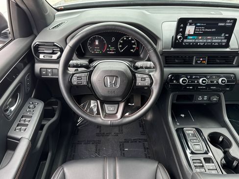 Used 2025 Honda Pilot TrailSport image 30