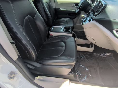 Used 2023 Chrysler Pacifica Touring-L FWD image 22