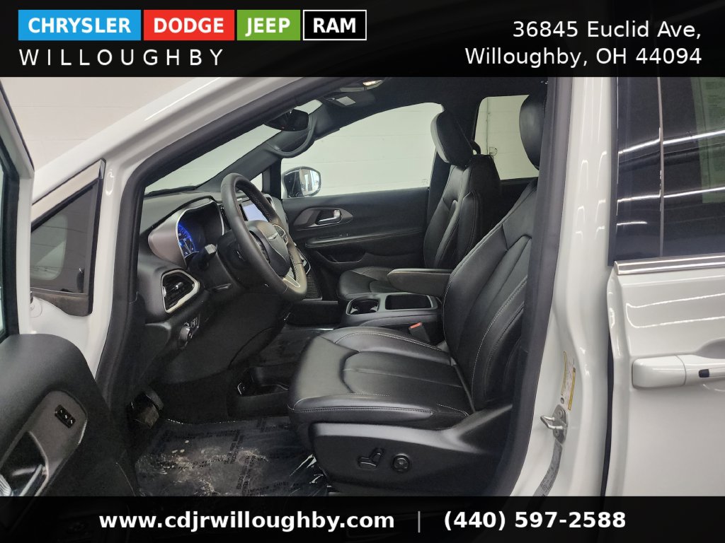 Used 2025 Chrysler Pacifica Select FWD image 14