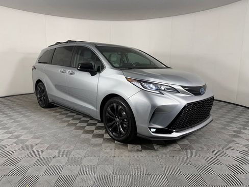 Used 2022 Toyota Sienna XSE w/ XSE Plus Package FWD image 5