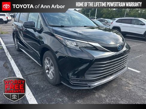 Used 2024 Toyota Sienna LE FWD image 1