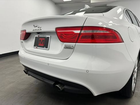 Used 2018 Jaguar XE Premium image 16