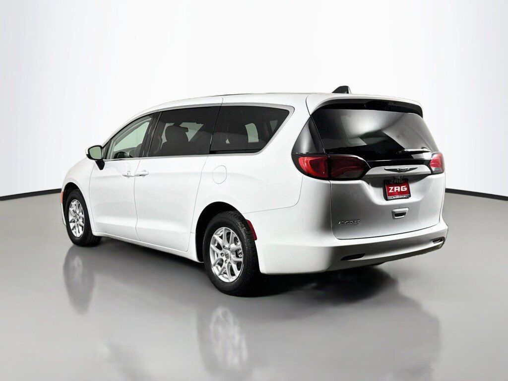Used 2021 Chrysler Voyager LX w/ Cold Weather Group FWD image 3