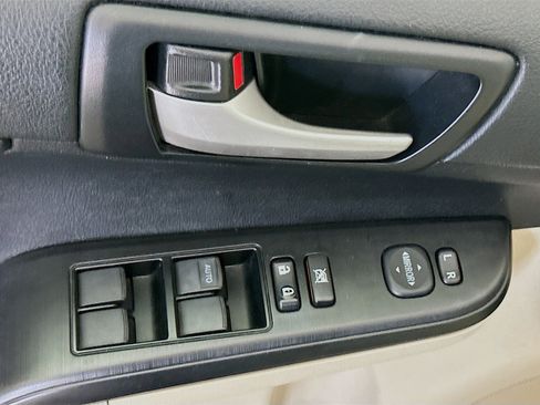 Used 2013 Toyota Camry LE image 15