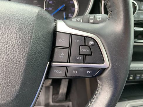Used 2022 Toyota Highlander XLE AWD/4WD image 32