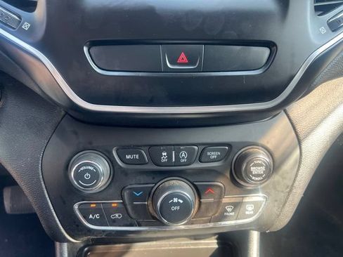 Used 2019 Jeep Cherokee Latitude w/ Cold Weather Group AWD/4WD image 25