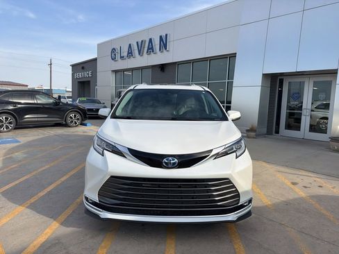 Used 2021 Toyota Sienna Limited image 2