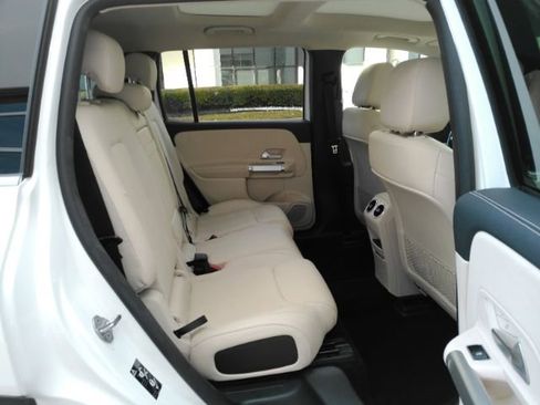 Used 2022 Mercedes-Benz EQB 300 4MATIC image 24