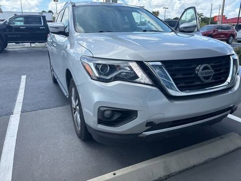 Used 2020 Nissan Pathfinder SV w/ Cargo Package FWD image 6