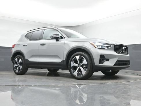 Used 2026 Volvo XC40 B5 Plus AWD/4WD image 35