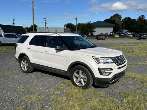 Used 2016 Ford Explorer XLT w/ Equipment Group 202A AWD/4WD image 2