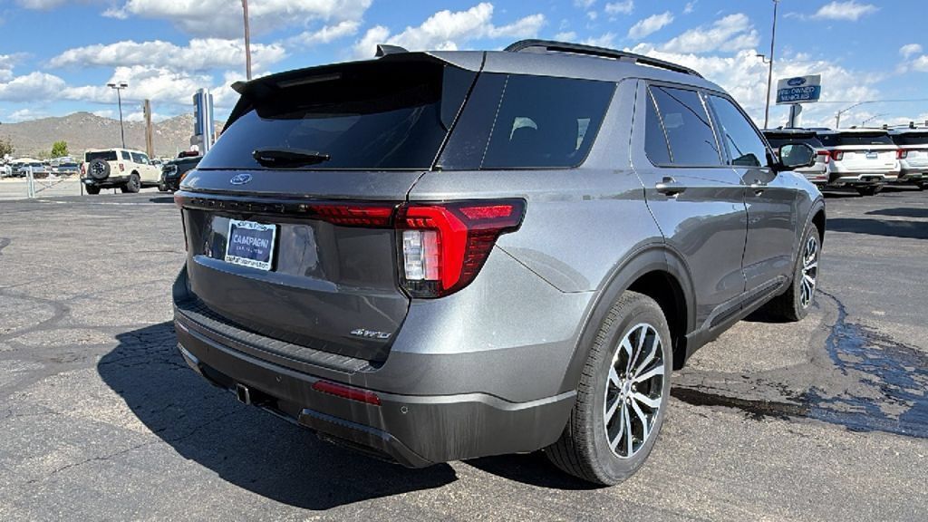 Used 2025 Ford Explorer ST-Line AWD/4WD image 3