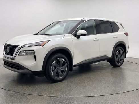 Used 2025 Nissan Rogue SV image 3