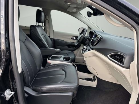 Used 2024 Chrysler Pacifica Touring-L image 11