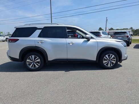 Used 2025 Nissan Pathfinder SL FWD image 3