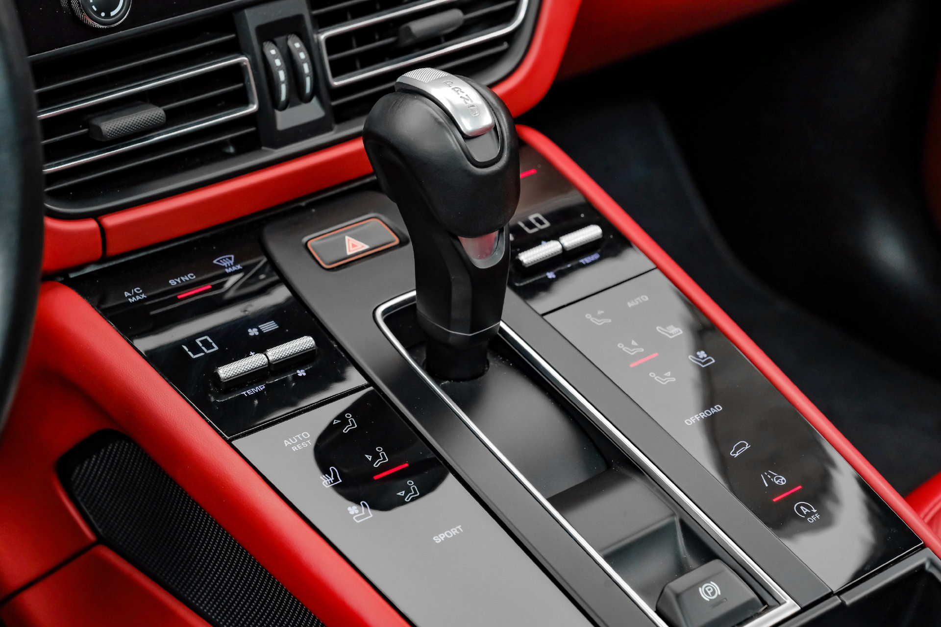 Used 2024 Porsche Macan AWD/4WD image 30