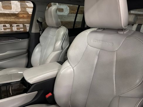 Used 2022 Jeep Grand Cherokee Overland w/ Luxury Tech Group IV AWD/4WD image 7
