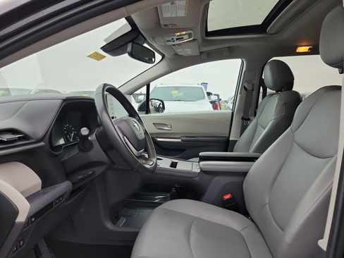 Used 2024 Toyota Sienna XLE image 15