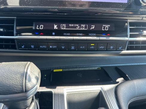 Used 2023 Toyota Sienna XSE image 22