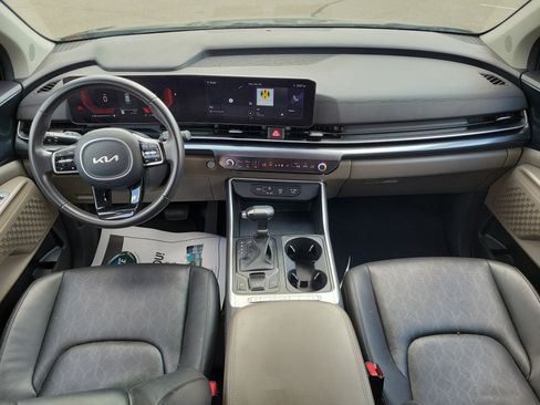 Used 2025 Kia Carnival FWD image 9