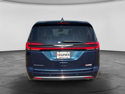 Used 2023 Chrysler Pacifica Touring-L FWD image 9