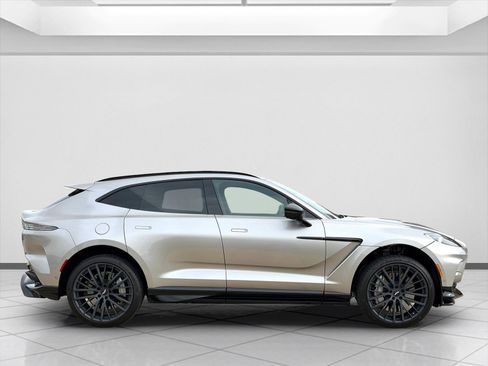 Used 2025 Aston Martin DBX 707 image 9