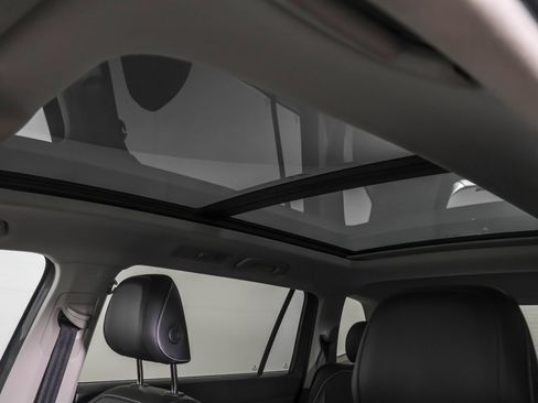 Used 2024 Volkswagen Tiguan SE w/ Panoramic Sunroof Package AWD/4WD image 33