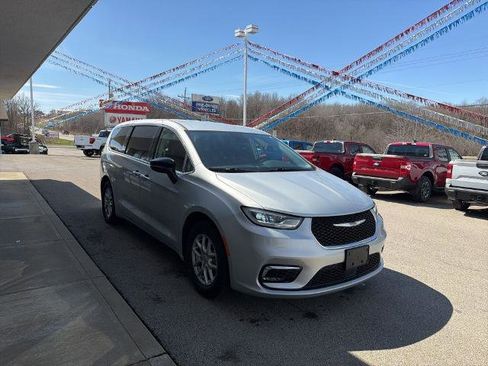 Used 2024 Chrysler Pacifica Touring-L image 2