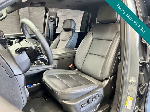 Used 2025 Chevrolet Suburban Z71 w/ Comfort Package AWD/4WD image 5
