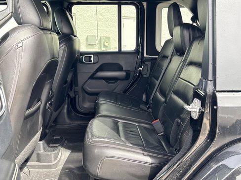 Used 2018 Jeep Wrangler Unlimited Sahara image 30