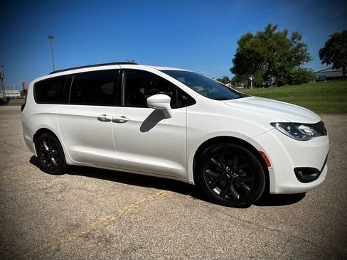 Used 2018 Chrysler Pacifica Touring-L Plus w/ Advanced Safetytec Group FWD image 7