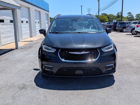 Used 2022 Chrysler Pacifica Touring-L w/ Uconnect Theater Family Group FWD image 2