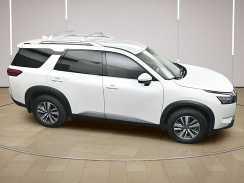 Certified 2025 Nissan Pathfinder SL FWD image 34