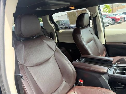 Used 2023 Toyota Sienna Platinum AWD/4WD image 15
