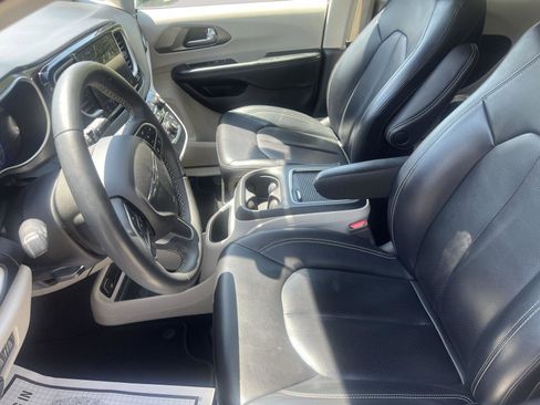 Used 2023 Chrysler Pacifica Touring-L FWD image 20