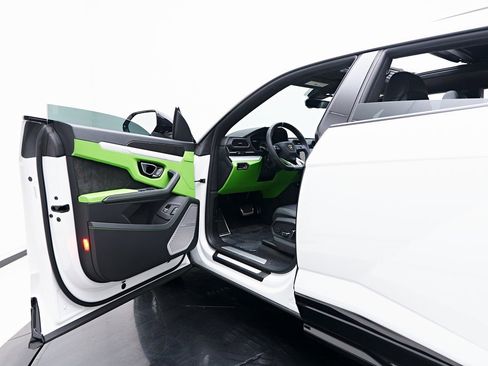 Used 2022 Lamborghini Urus image 38