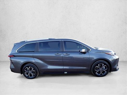 Used 2025 Toyota Sienna Platinum image 5