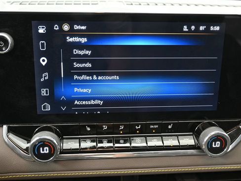 Used 2024 Chevrolet Colorado ZR2 w/ Technology Package AWD/4WD image 28