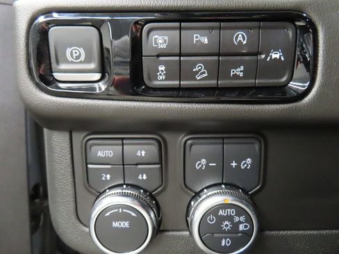 Used 2025 GMC Yukon AT4 w/ LPO, Get Active Package AWD/4WD image 62