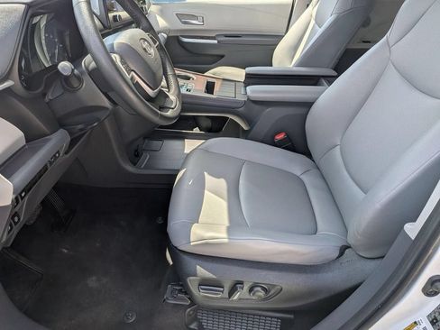 Used 2023 Toyota Sienna XLE FWD image 12