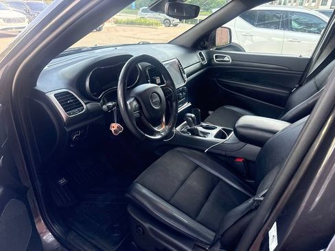 Used 2021 Jeep Grand Cherokee Laredo X RWD image 2