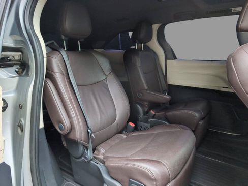 Used 2021 Toyota Sienna Platinum FWD image 34