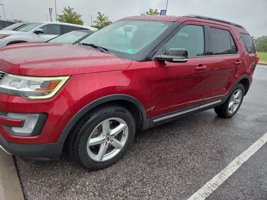 Used 2017 Ford Explorer XLT w/ Equipment Group 202A AWD/4WD image 2