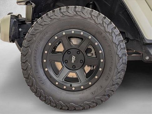 Used 2023 Jeep Wrangler Unlimited Sahara image 25