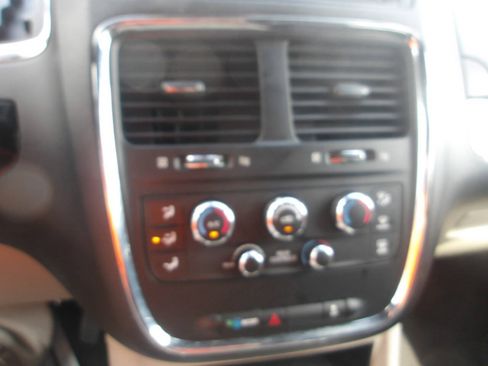 Used 2019 Dodge Grand Caravan SXT FWD image 17