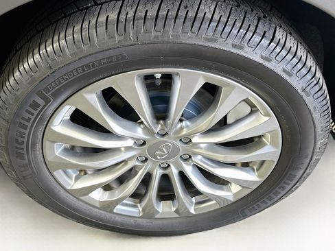 Used 2016 INFINITI QX80 4WD w/ Deluxe Technology Package image 11