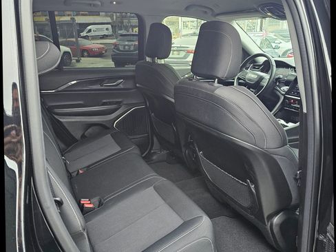 Used 2022 Jeep Grand Cherokee Laredo w/ Luxury Tech Group I image 9