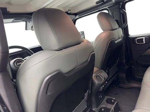 Used 2025 Jeep Gladiator Mojave w/ Safety Group image 35