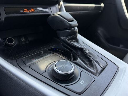 Used 2025 Toyota RAV4 XLE AWD/4WD image 19