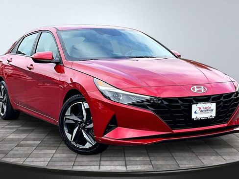 Used 2023 Hyundai Elantra SEL w/ Convenience Package FWD image 3